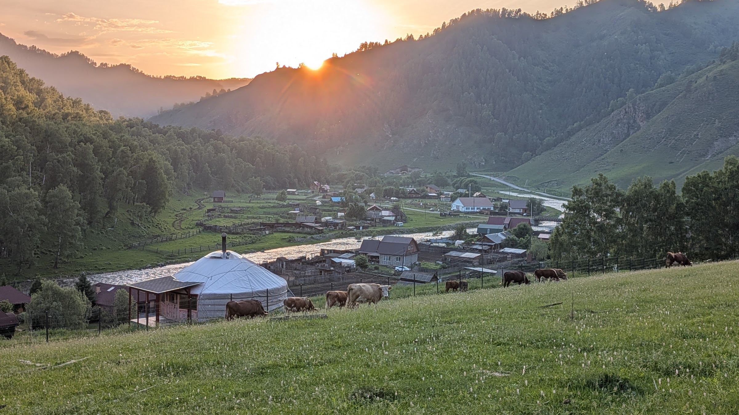 Село Уожан на закате — долина, река, юрта